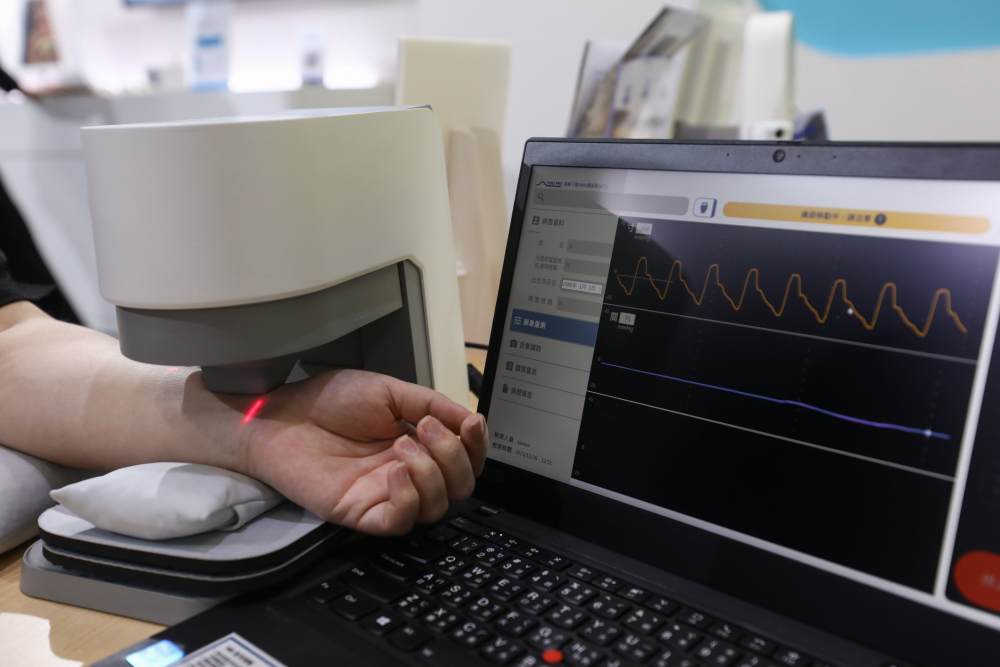 Ebpay耘康脈象檢測系統透過電腦精準控制升降系統，還原中醫師三指把脈過程的舉、按、尋手法，將脈象感受轉化成數據，未來可結合大數據分析，實現智慧醫療及準確性